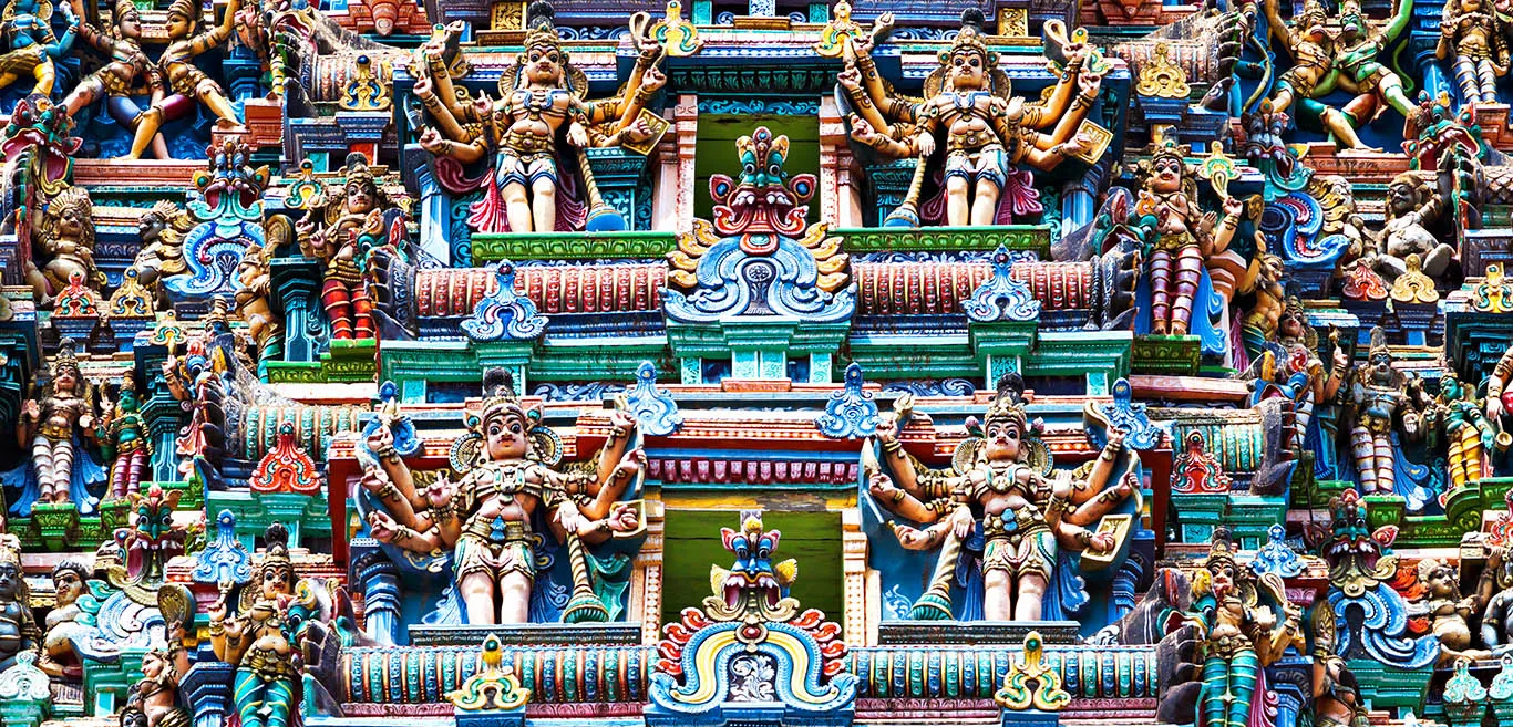 Fargerik tempelport i Tamil Nadu med utskårne gudefigurer – et levende møte med Sør-Indias tro og tradisjon.