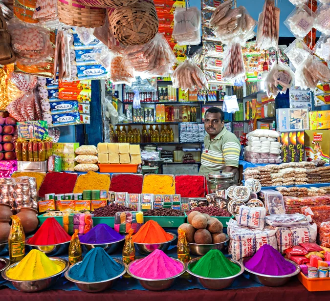 Fargerik krydder- og søtsaksbod i India – et levende øyeblikk på en reise til India.