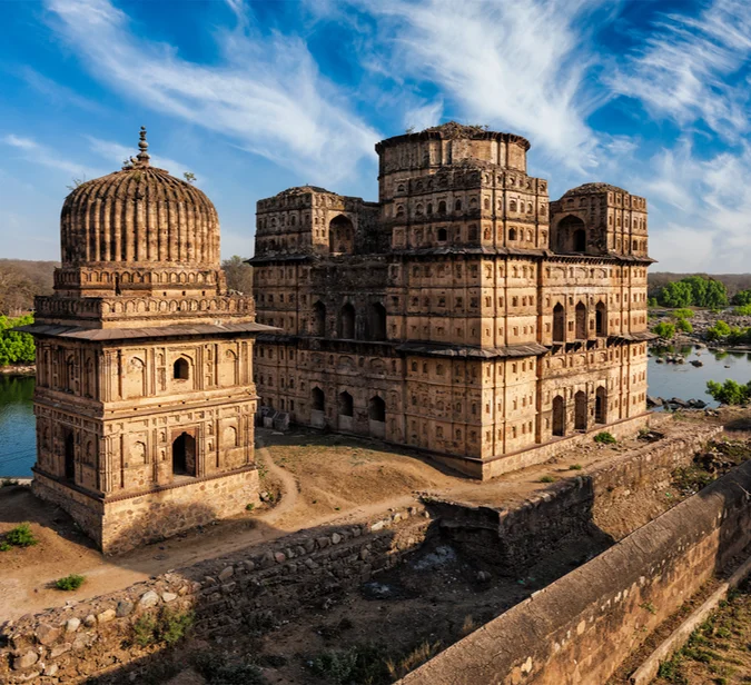 Orchhas palass ved elven – et stillferdig høydepunkt på reiser til India.