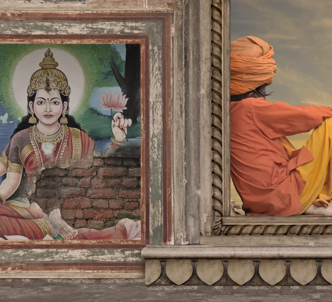 Sadhu og veggmaleri i Varanasi – et visuelt møte med tro og stillhet på reiser til India.