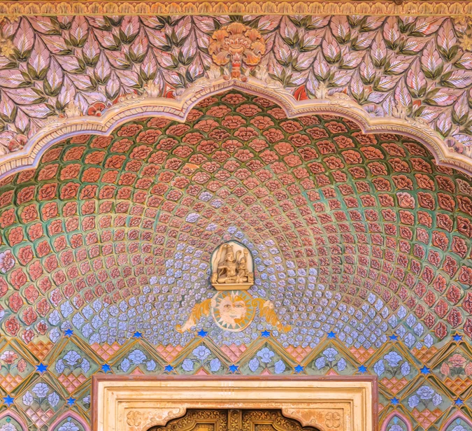 Farget port i Jaipur – mønster, mytologi og presisjon på rundreise til India.