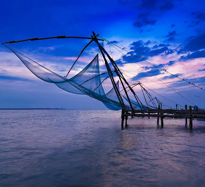 Kinesiske fiskenett ved solnedgang i Fort Kochi, Kerala – et av Sør-Indias mest stemningsfulle og fo